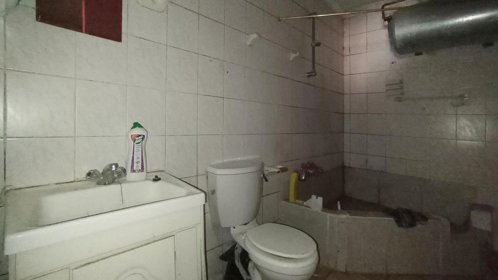 Flatlet - 57 square meters of property in Parktown Estate
