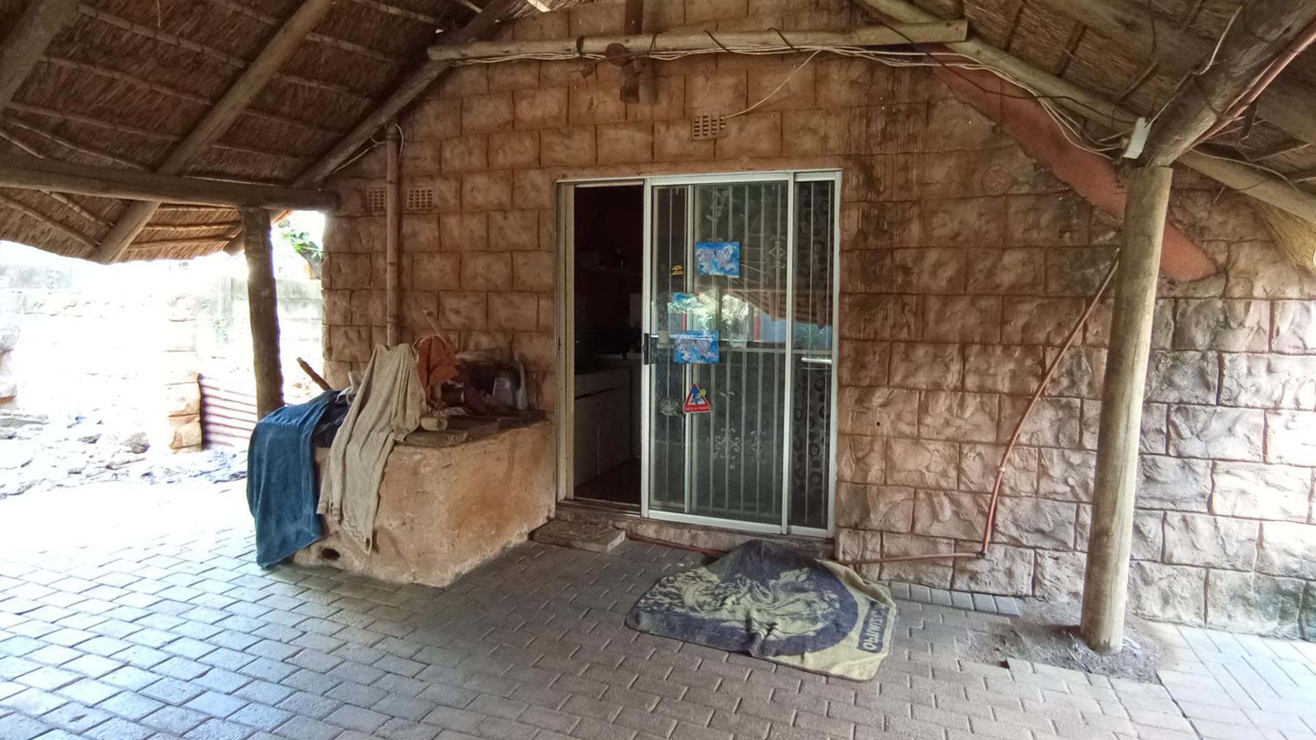 Flatlet - 57 square meters of property in Parktown Estate