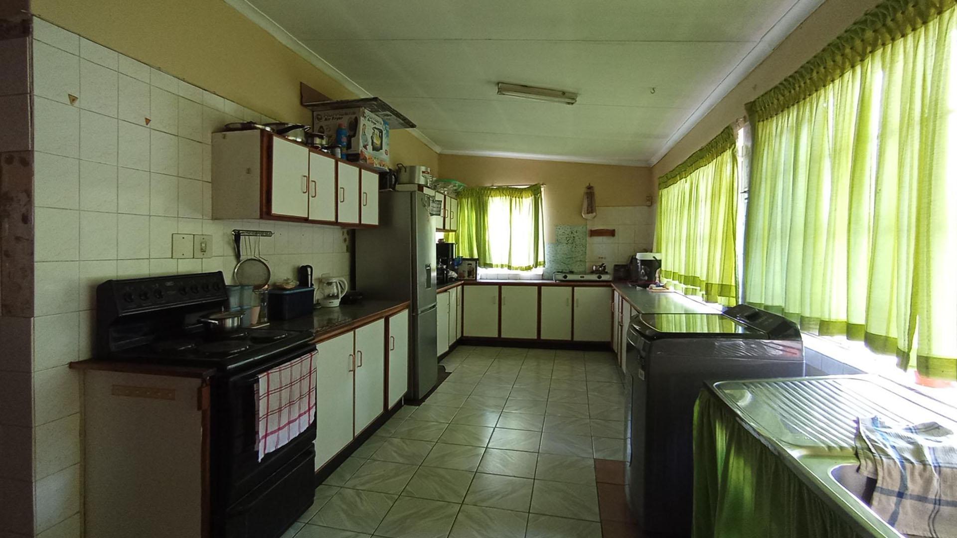 Kitchen - 19 square meters of property in Parktown Estate