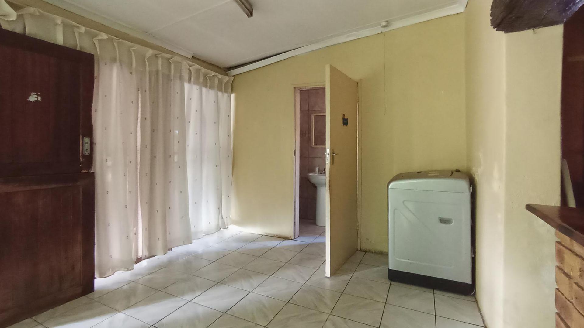 Dining Room - 12 square meters of property in Parktown Estate