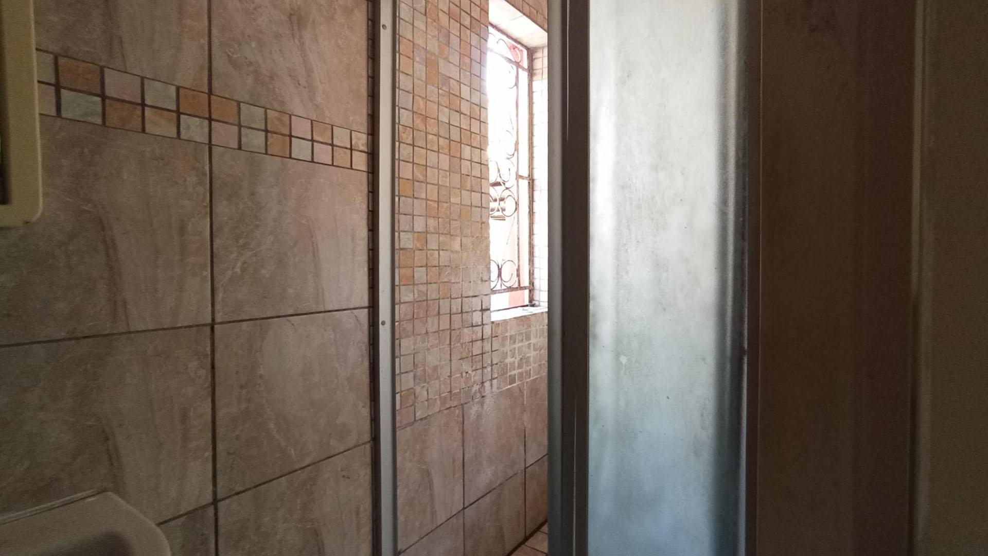 Bathroom 1 - 3 square meters of property in Parktown Estate