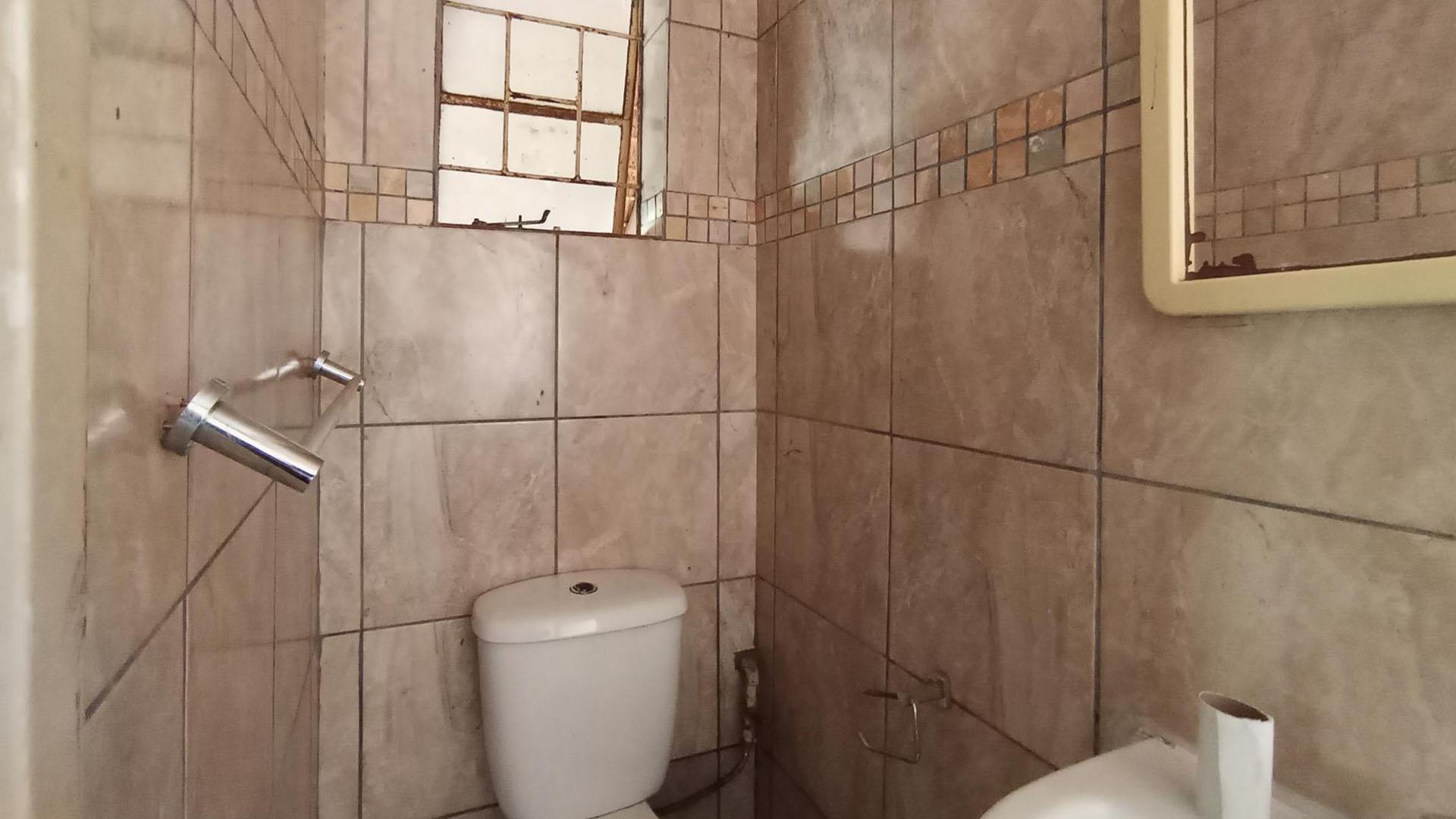 Bathroom 1 - 3 square meters of property in Parktown Estate