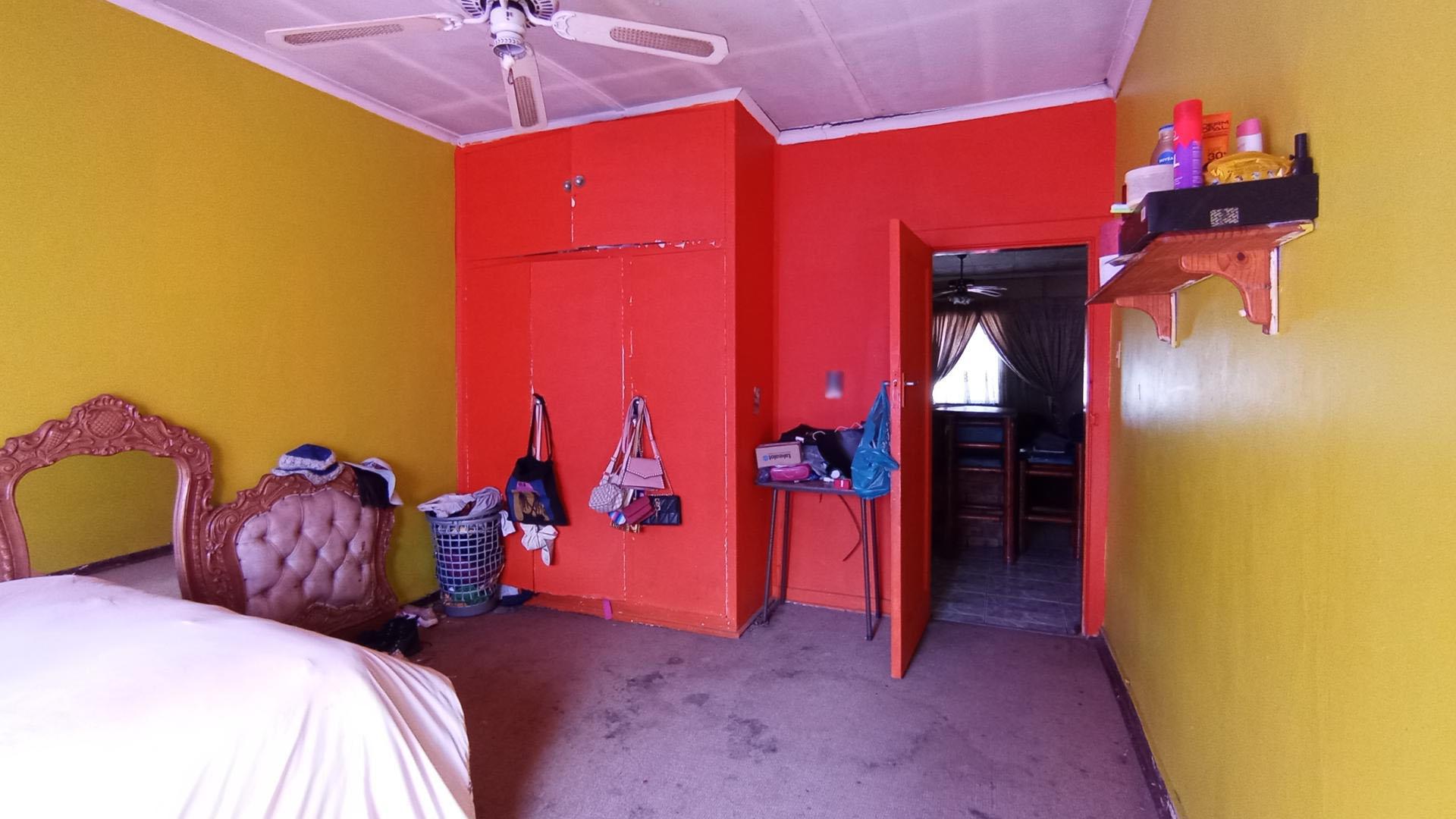 Bed Room 2 - 17 square meters of property in Parktown Estate