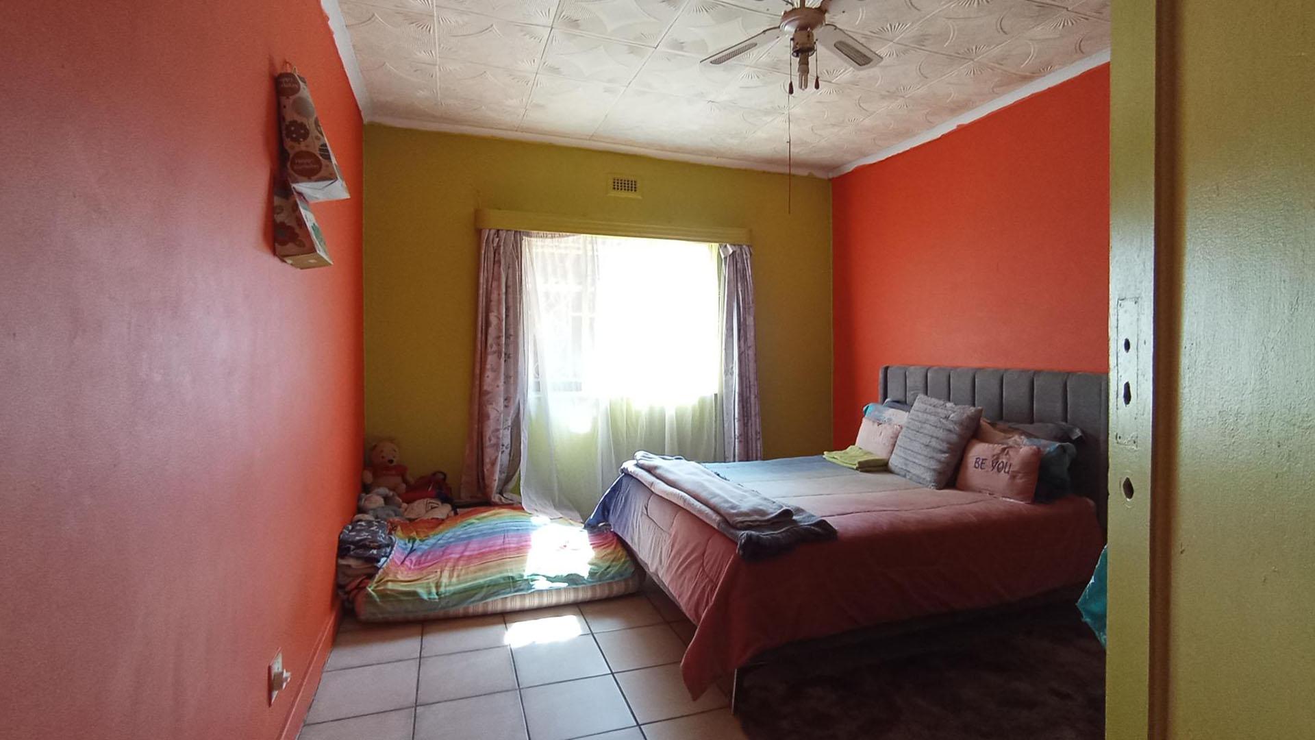 Bed Room 1 - 17 square meters of property in Parktown Estate