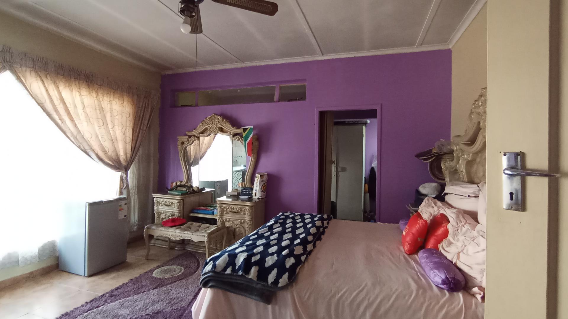 Main Bedroom - 34 square meters of property in Parktown Estate