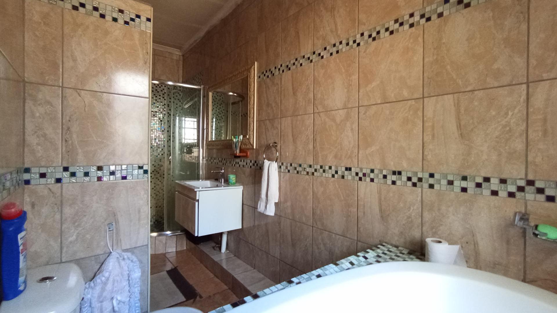 Main Bathroom - 8 square meters of property in Parktown Estate