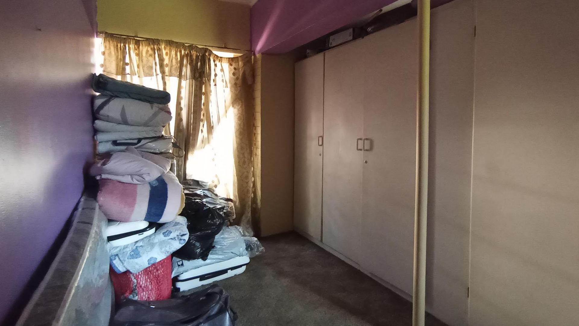 Main Bedroom - 34 square meters of property in Parktown Estate