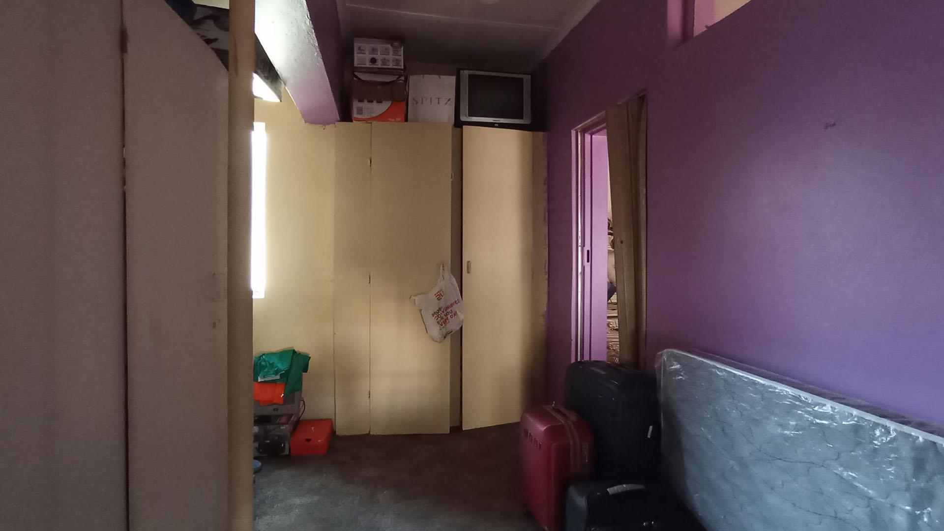 Main Bedroom - 34 square meters of property in Parktown Estate