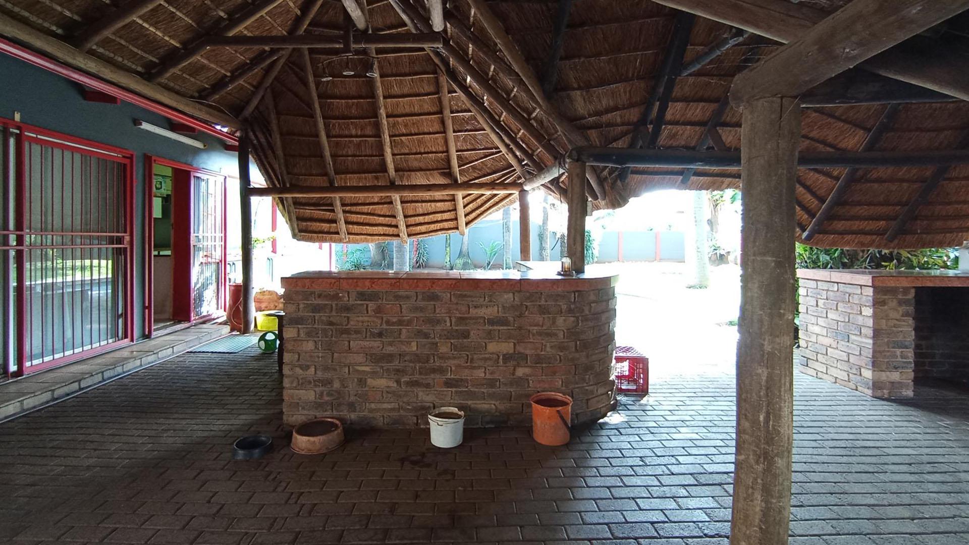 Patio - 45 square meters of property in Parktown Estate