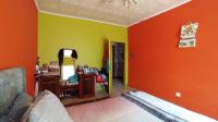 Bed Room 1 - 17 square meters of property in Parktown Estate