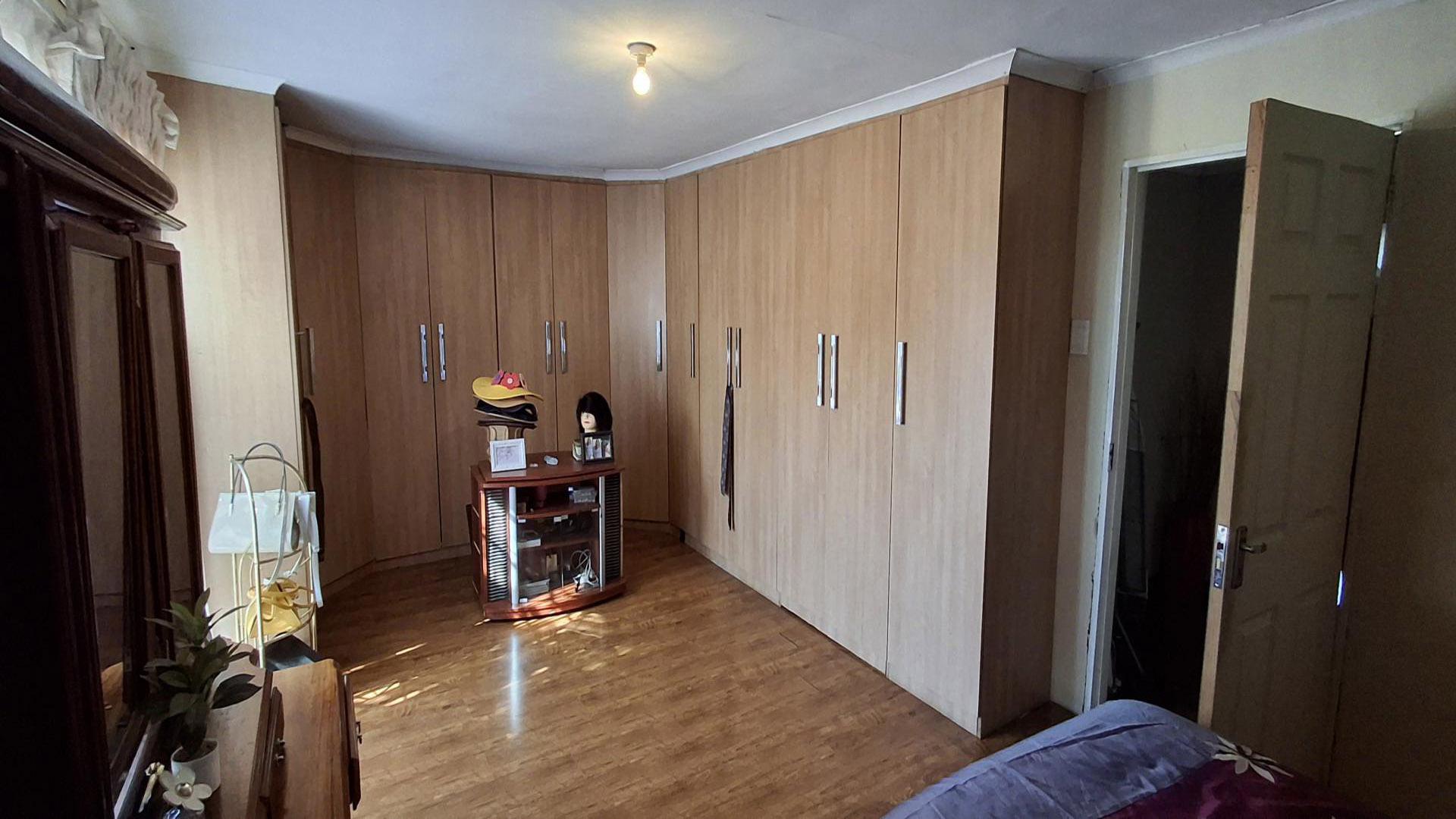 Bed Room 1 of property in Bloemfontein