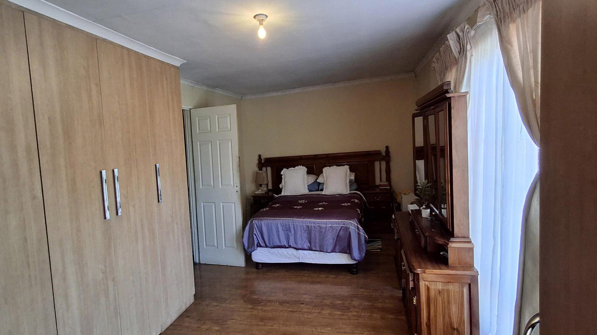 Bed Room 1 of property in Bloemfontein