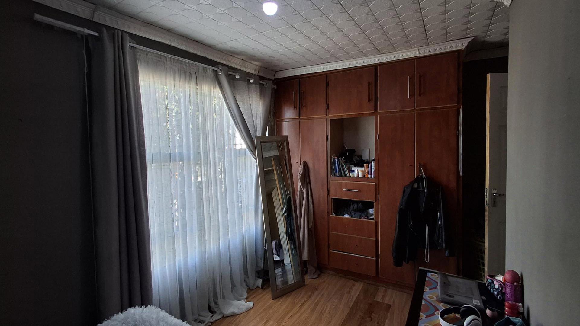 Bed Room 2 of property in Bloemfontein