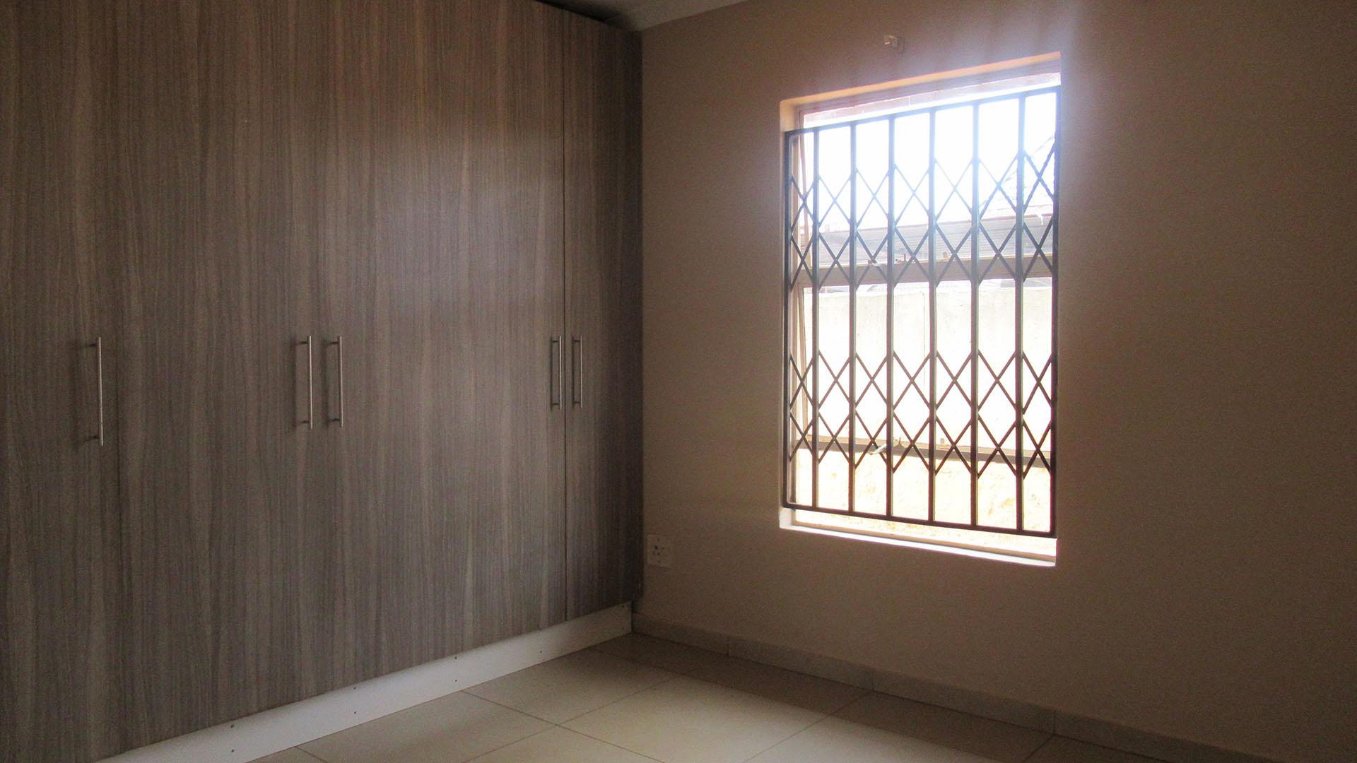Bed Room 1 - 13 square meters of property in Crystal Park