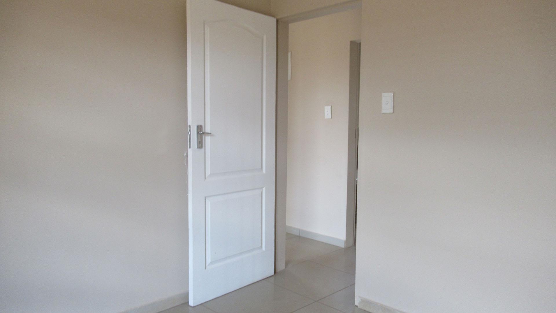 Bed Room 1 - 13 square meters of property in Crystal Park