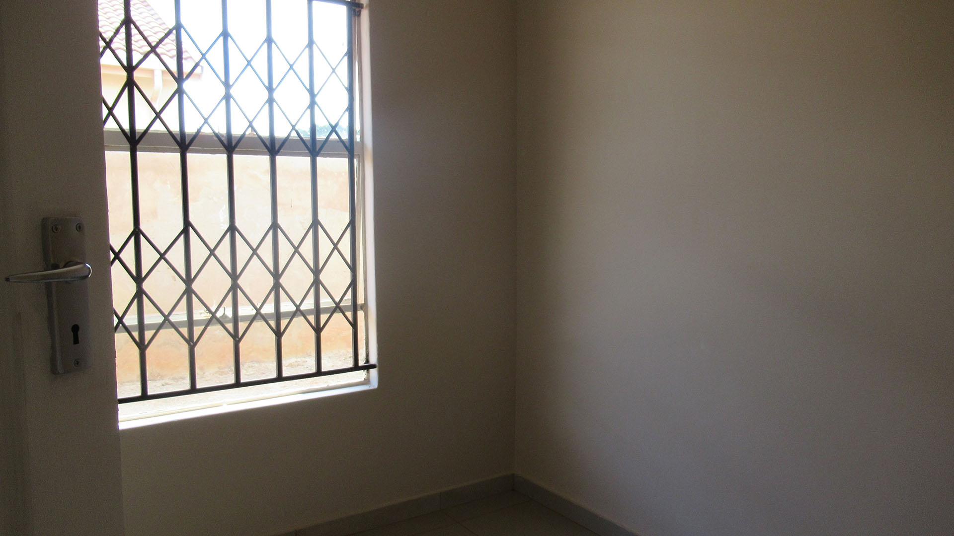Bed Room 2 - 9 square meters of property in Crystal Park