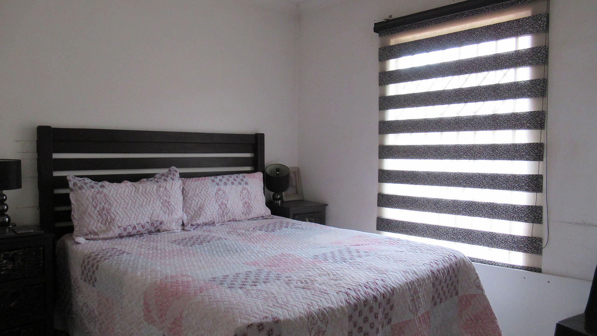 Bed Room 1 - 12 square meters of property in Devland