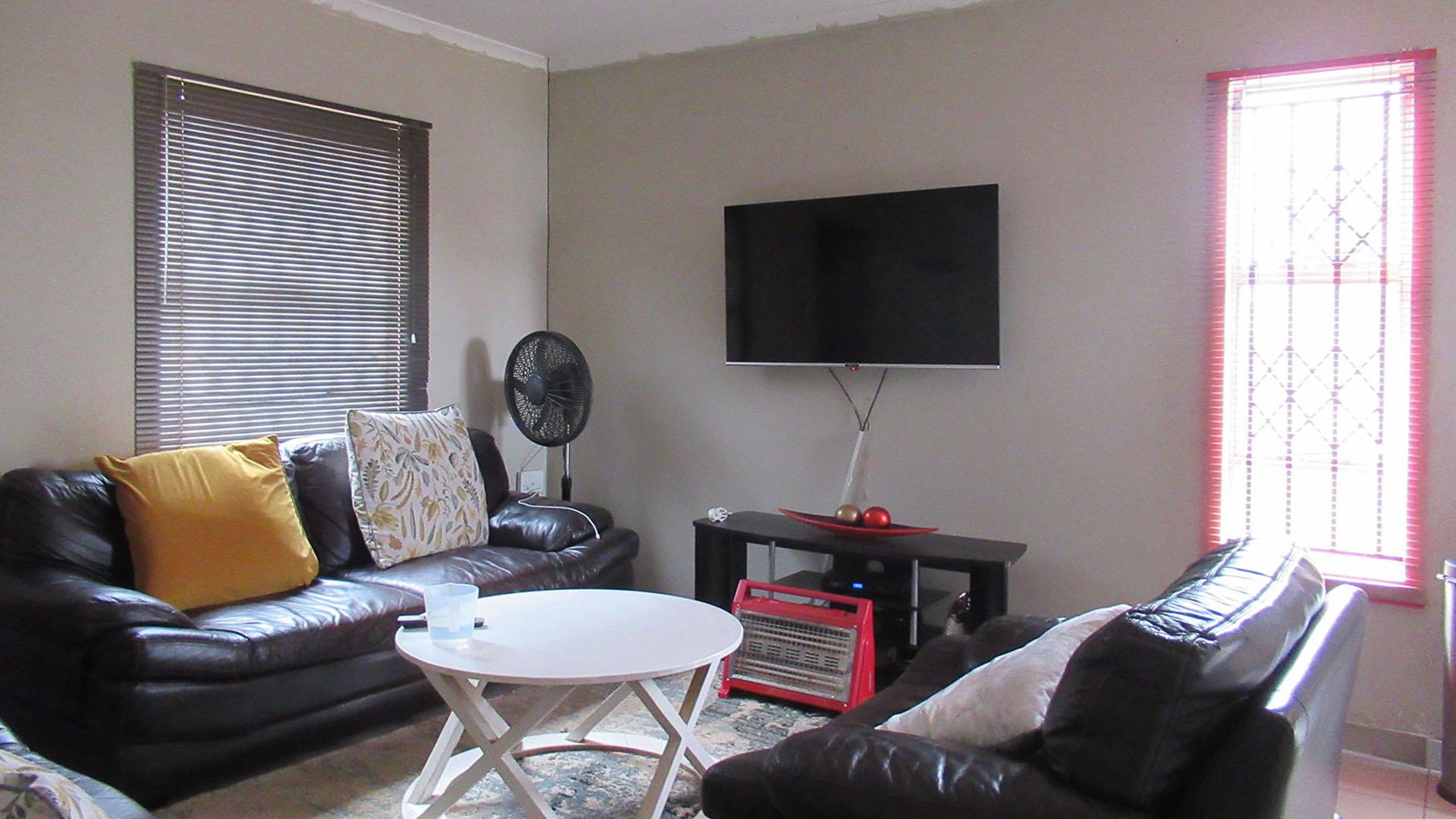 Lounges - 17 square meters of property in Devland