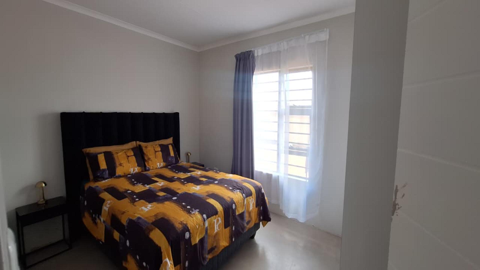 Bed Room 1 - 15 square meters of property in Tirong 