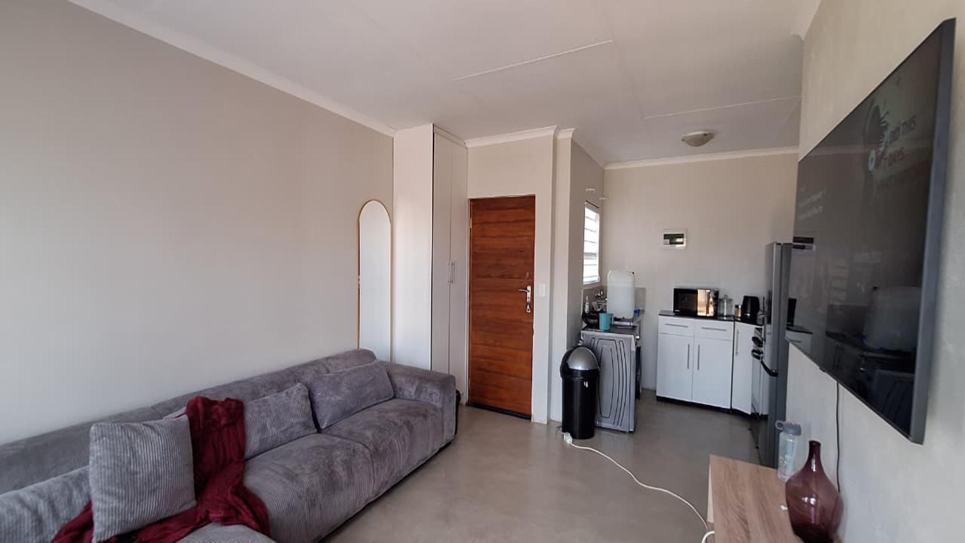 Lounges - 16 square meters of property in Tirong 