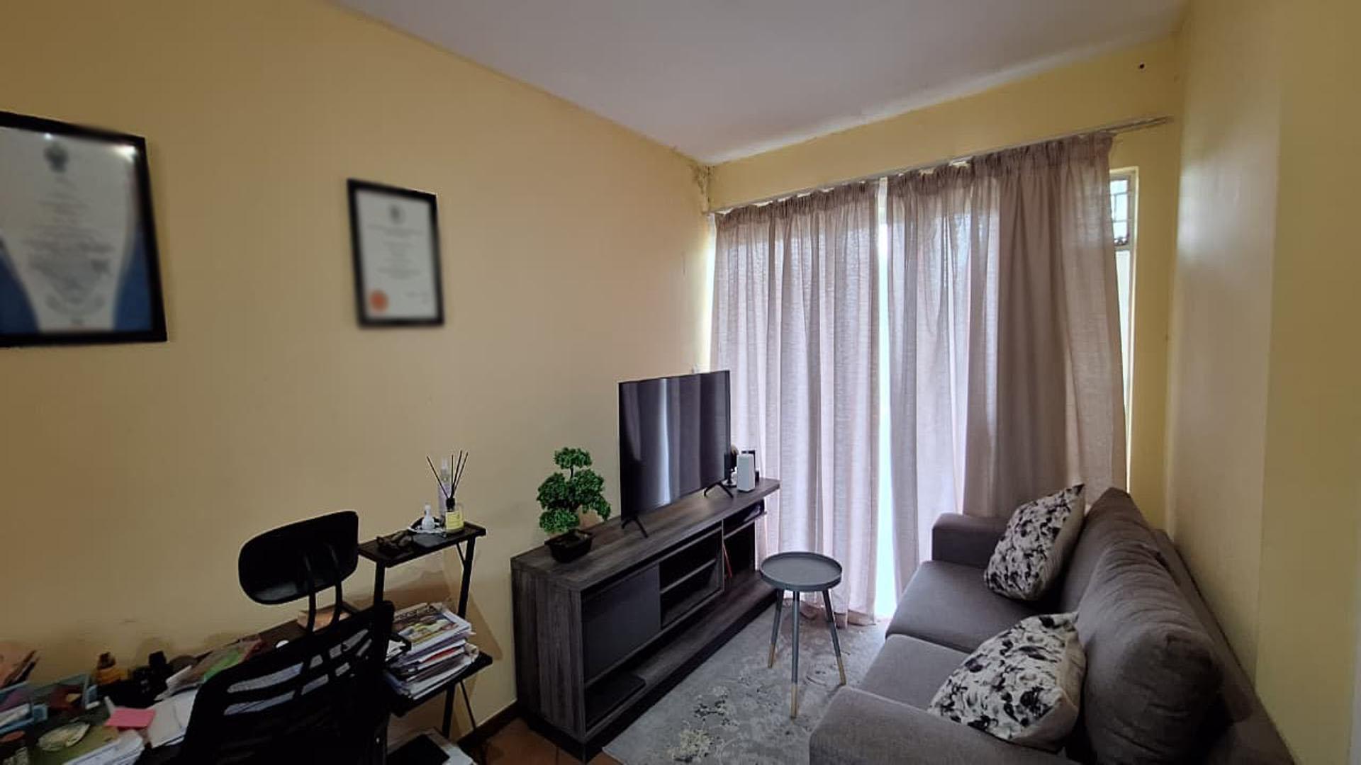 Lounges - 18 square meters of property in Pollak Park