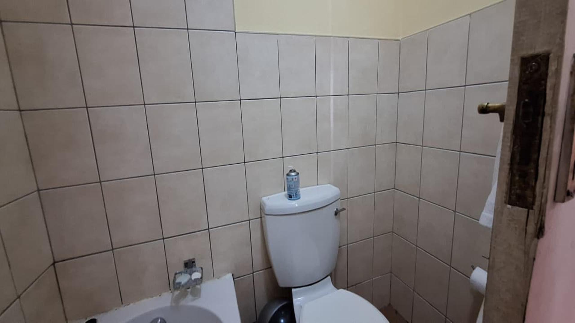 Bathroom 1 - 4 square meters of property in Pollak Park