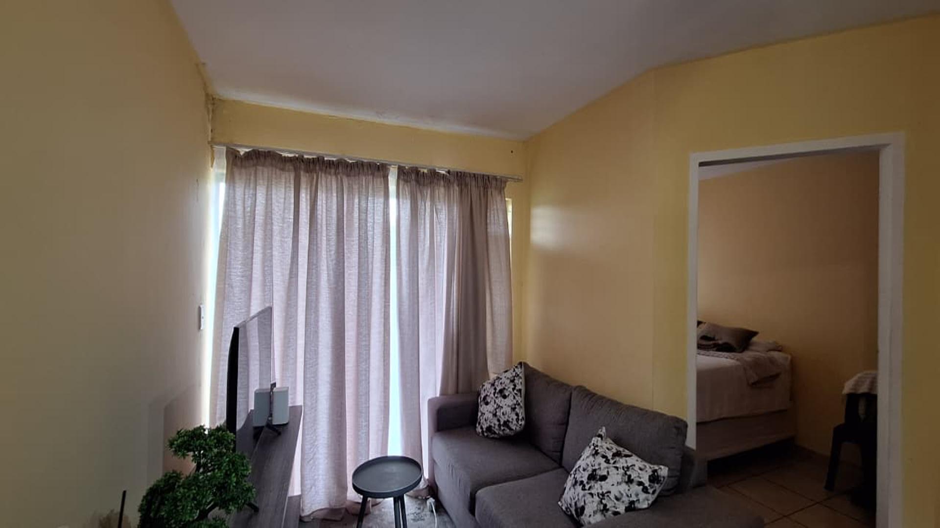 Lounges - 18 square meters of property in Pollak Park