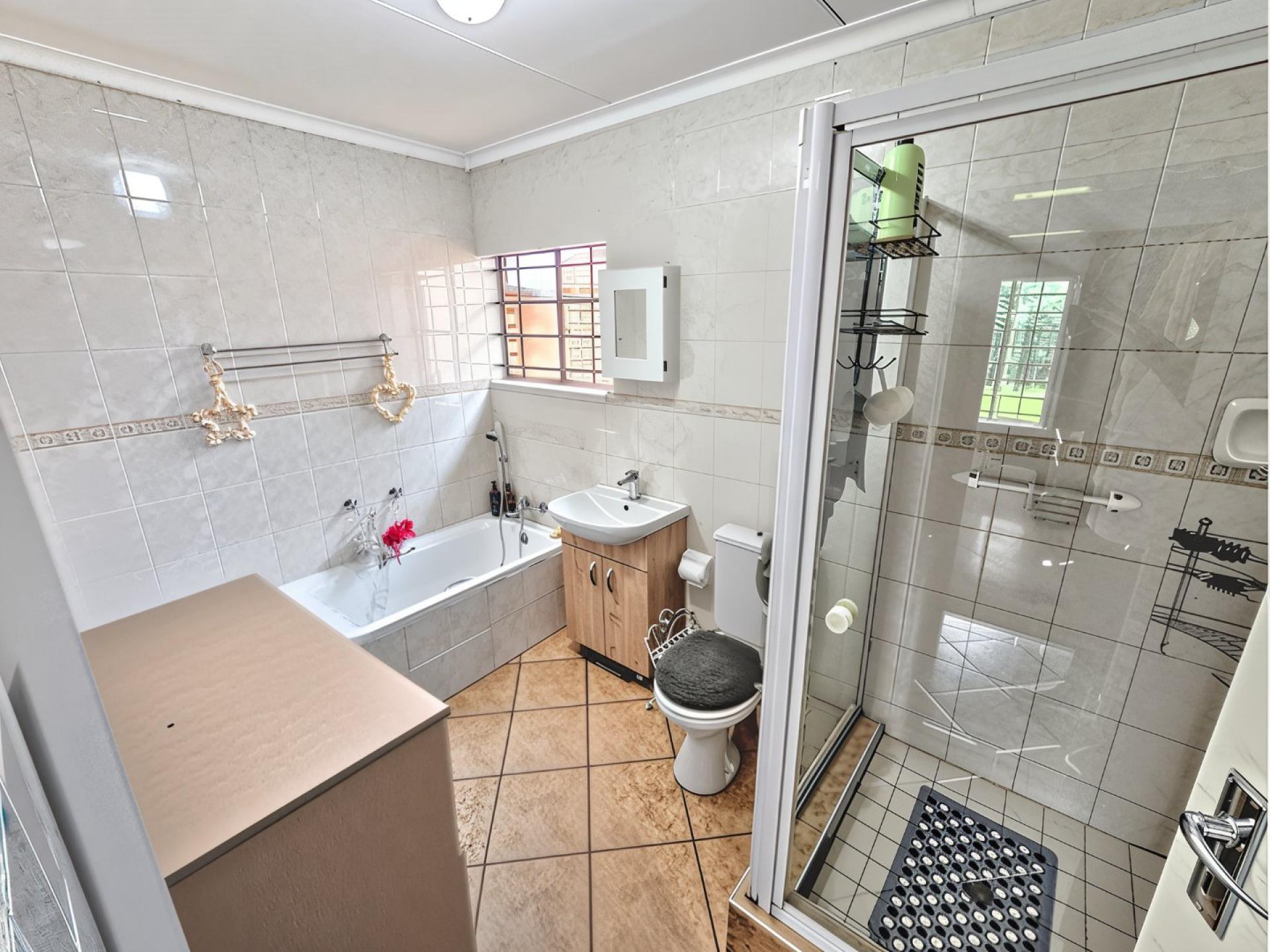  of property in Magalieskruin