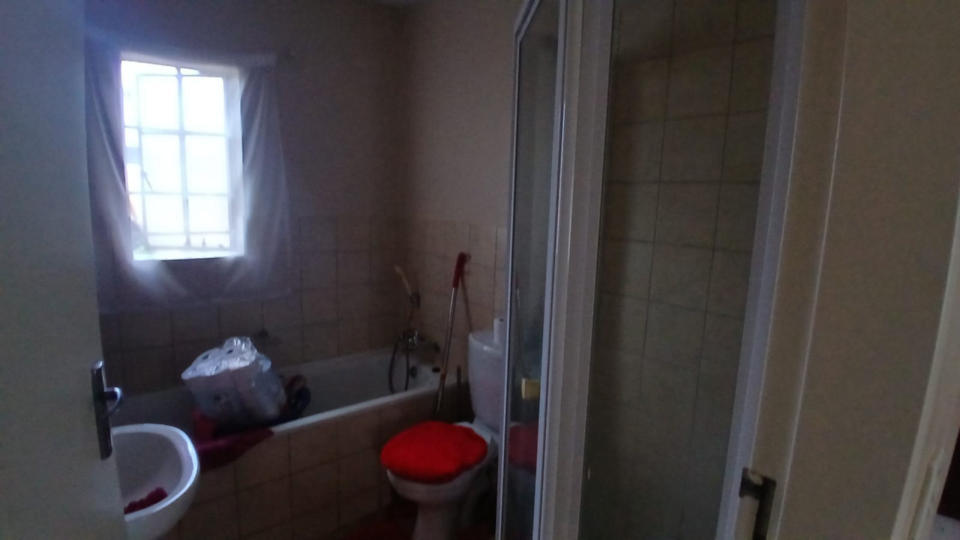 Bathroom 1 of property in Theresapark