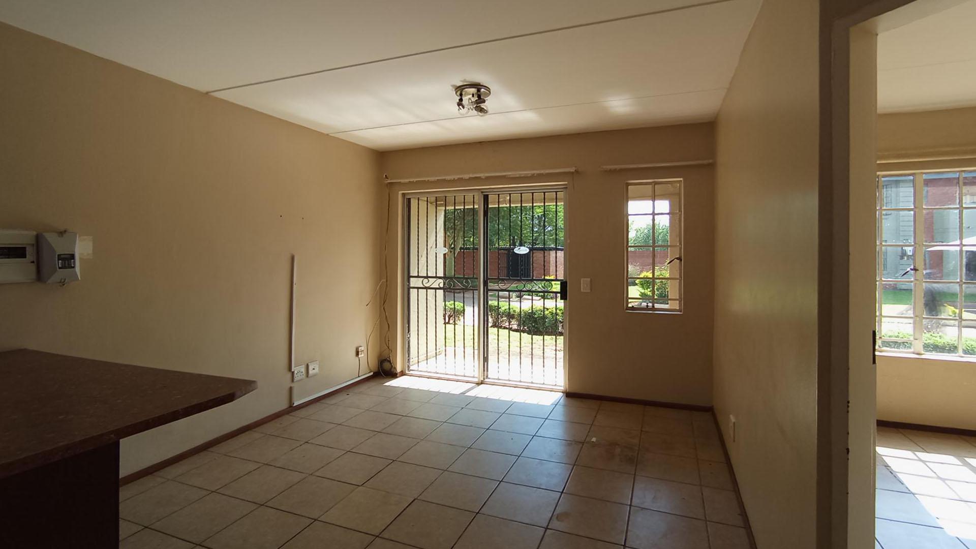 Lounges - 13 square meters of property in Theresapark