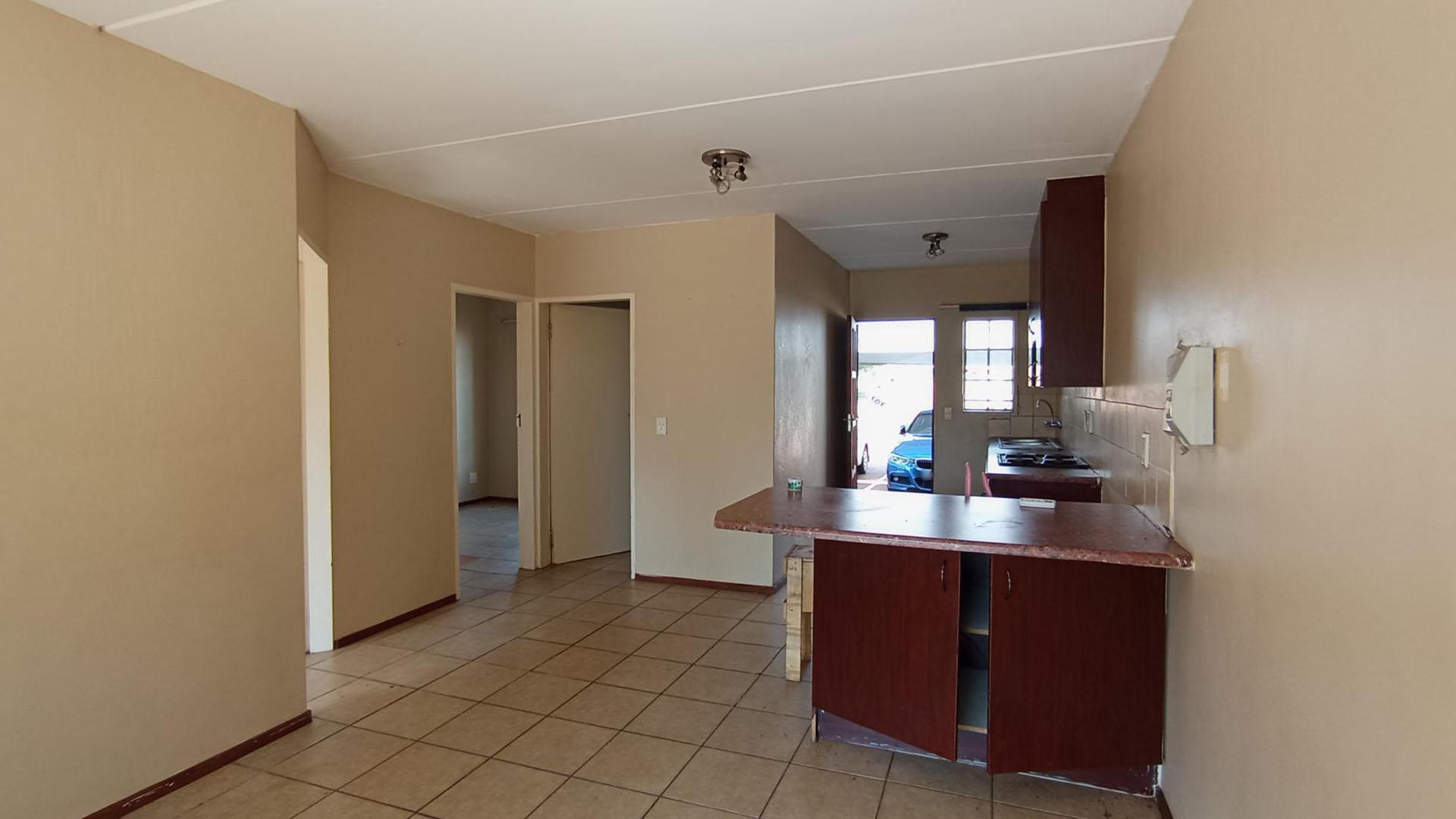 Lounges - 13 square meters of property in Theresapark