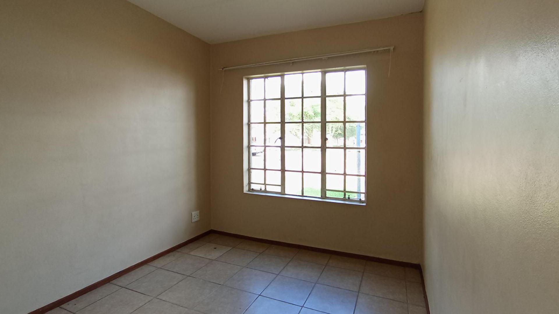 Bed Room 1 - 10 square meters of property in Theresapark