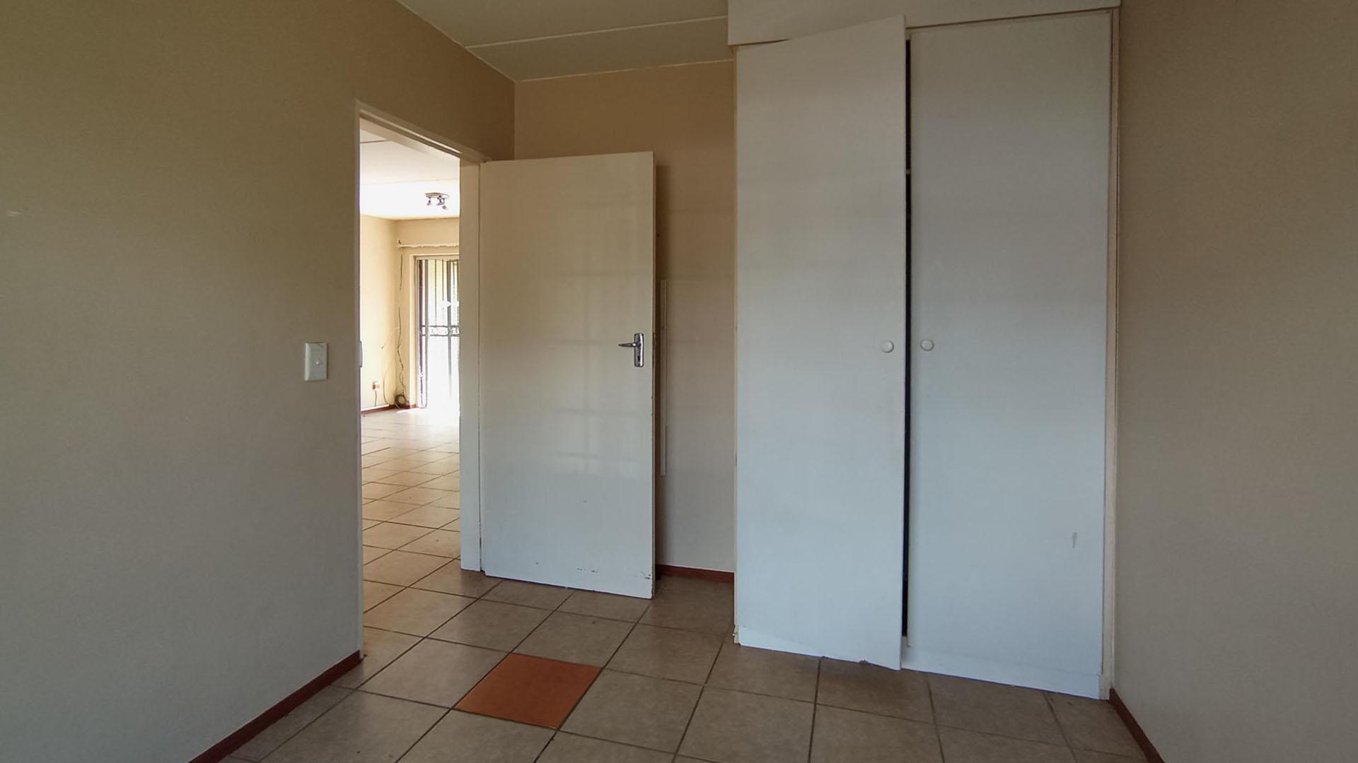 Bed Room 1 - 10 square meters of property in Theresapark