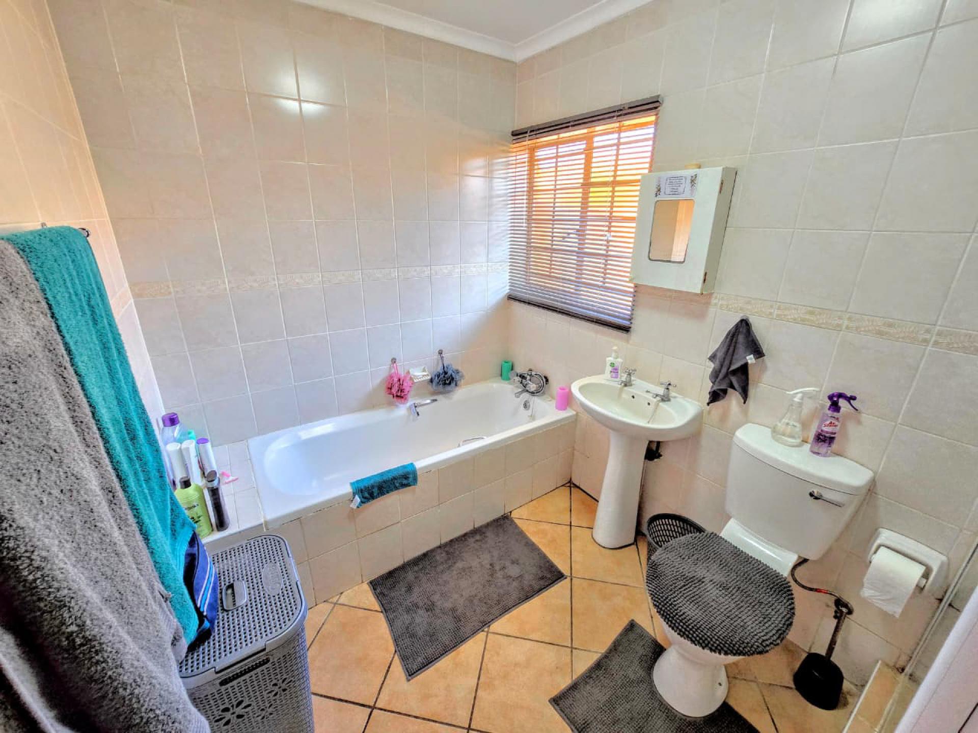  of property in Magalieskruin