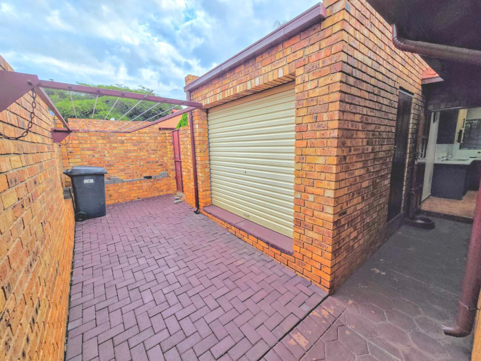  of property in Magalieskruin