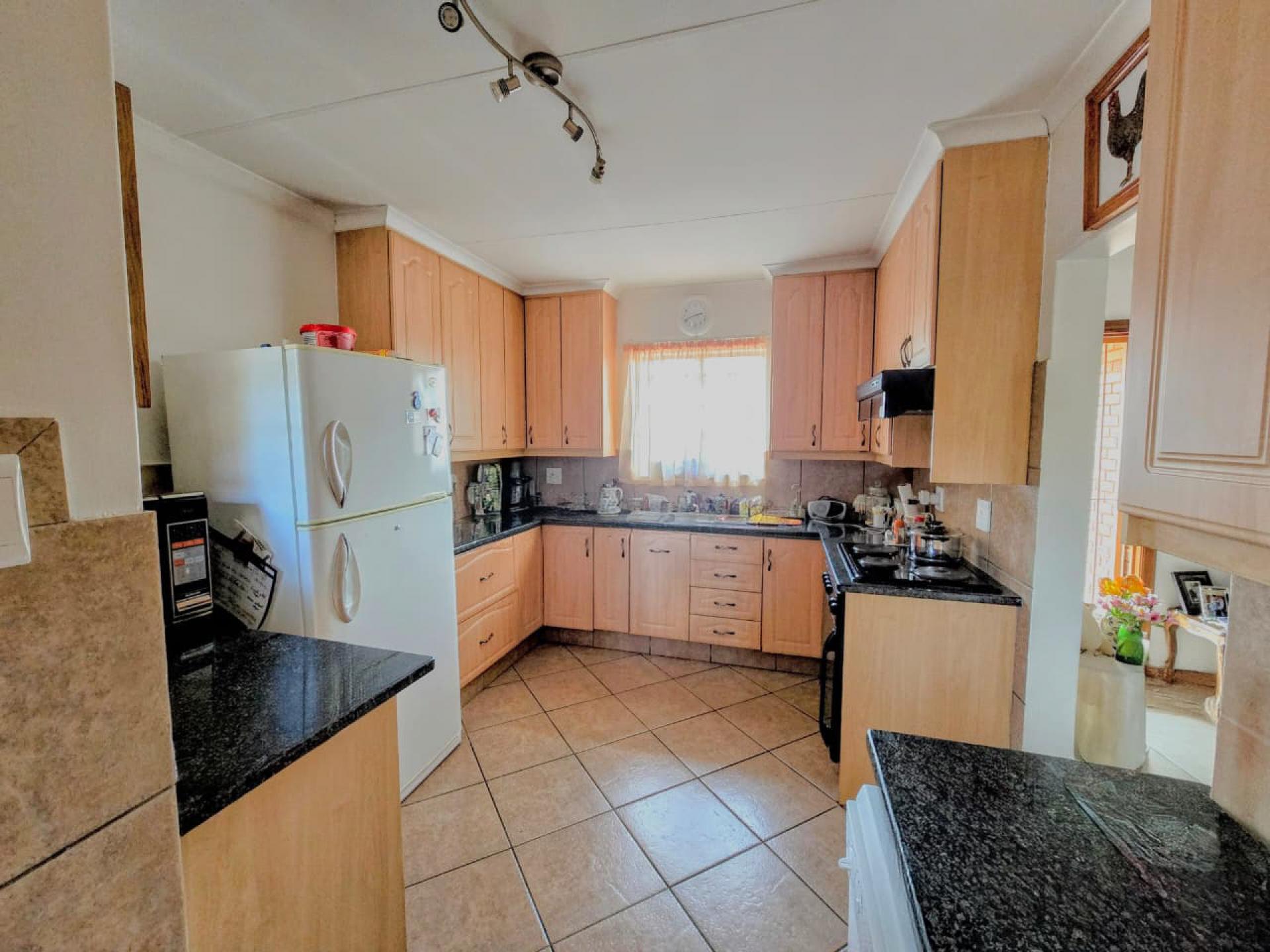  of property in Magalieskruin