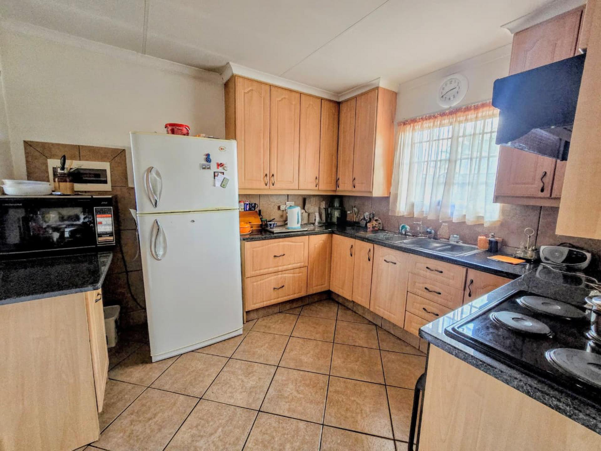  of property in Magalieskruin