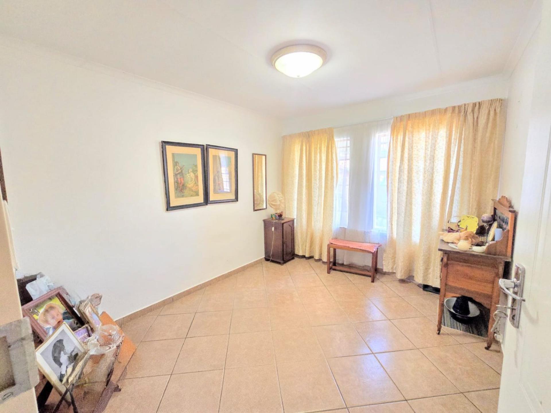  of property in Magalieskruin