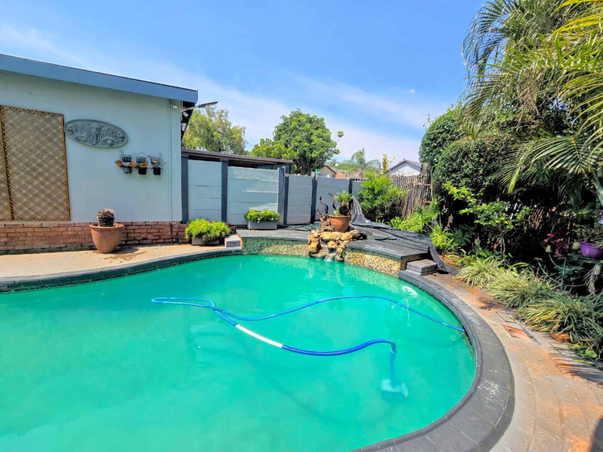  of property in Magalieskruin