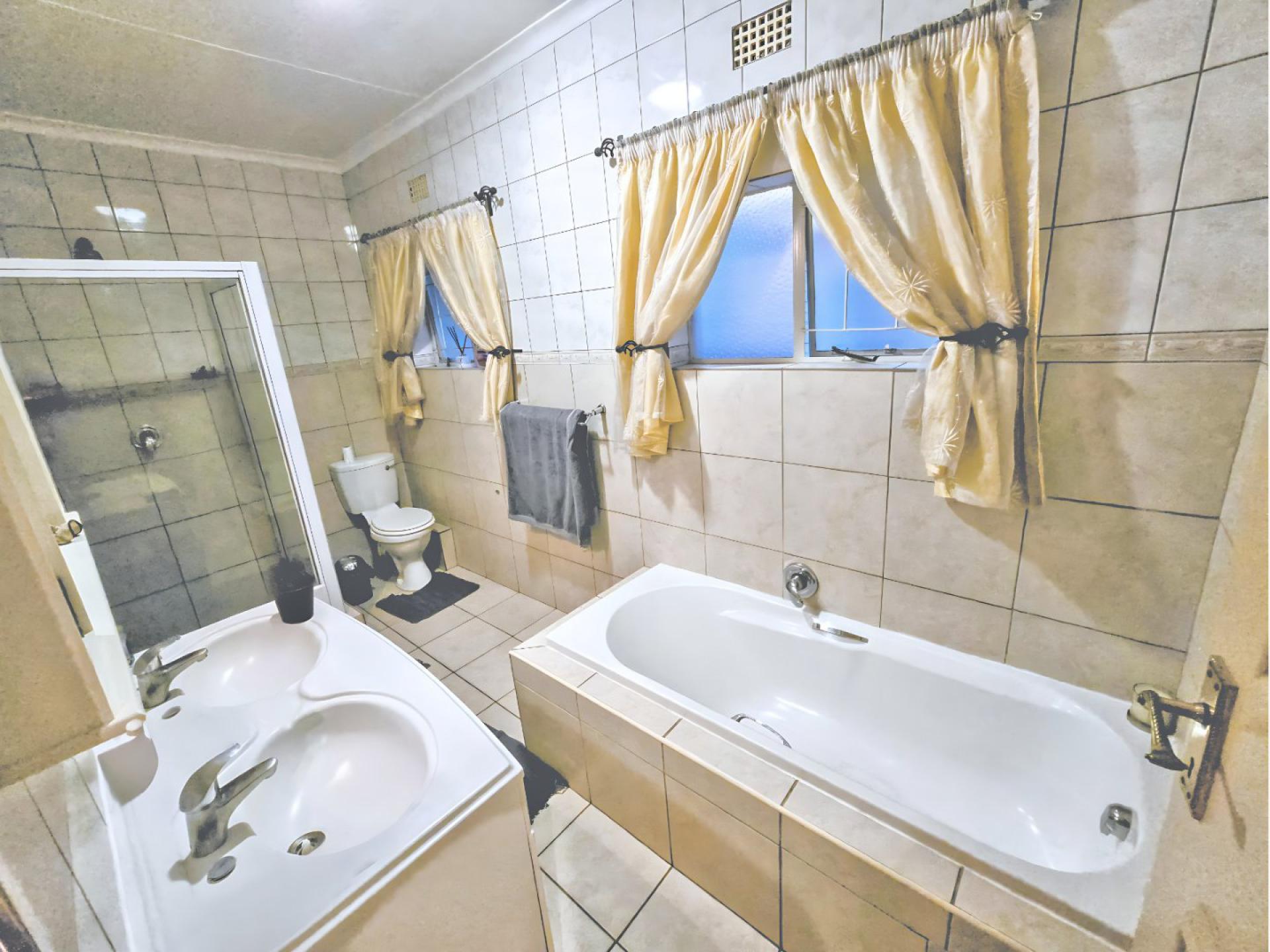  of property in Magalieskruin