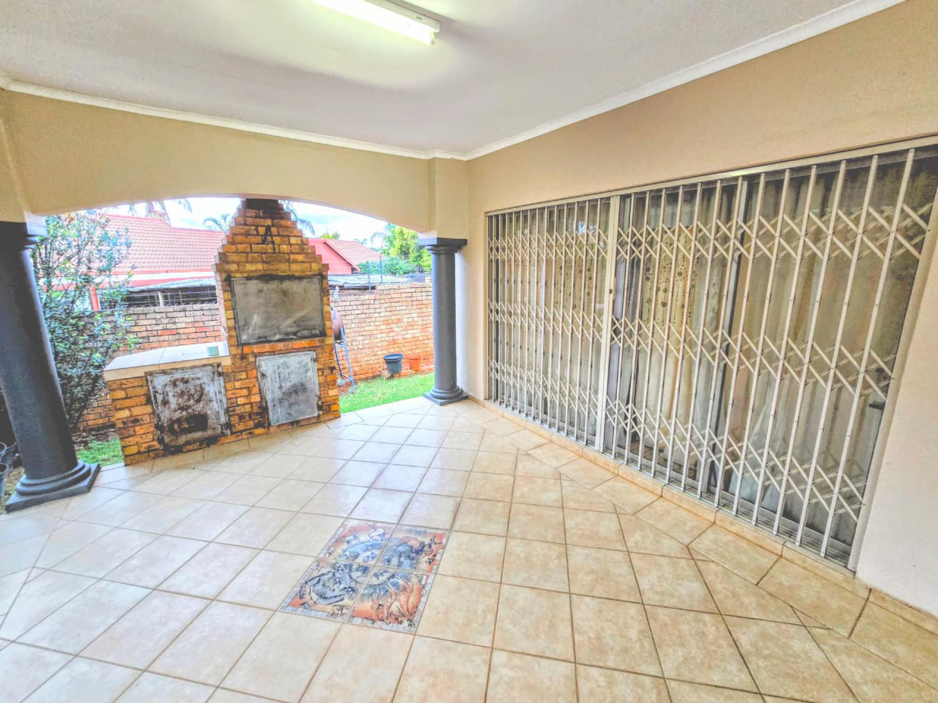  of property in Magalieskruin