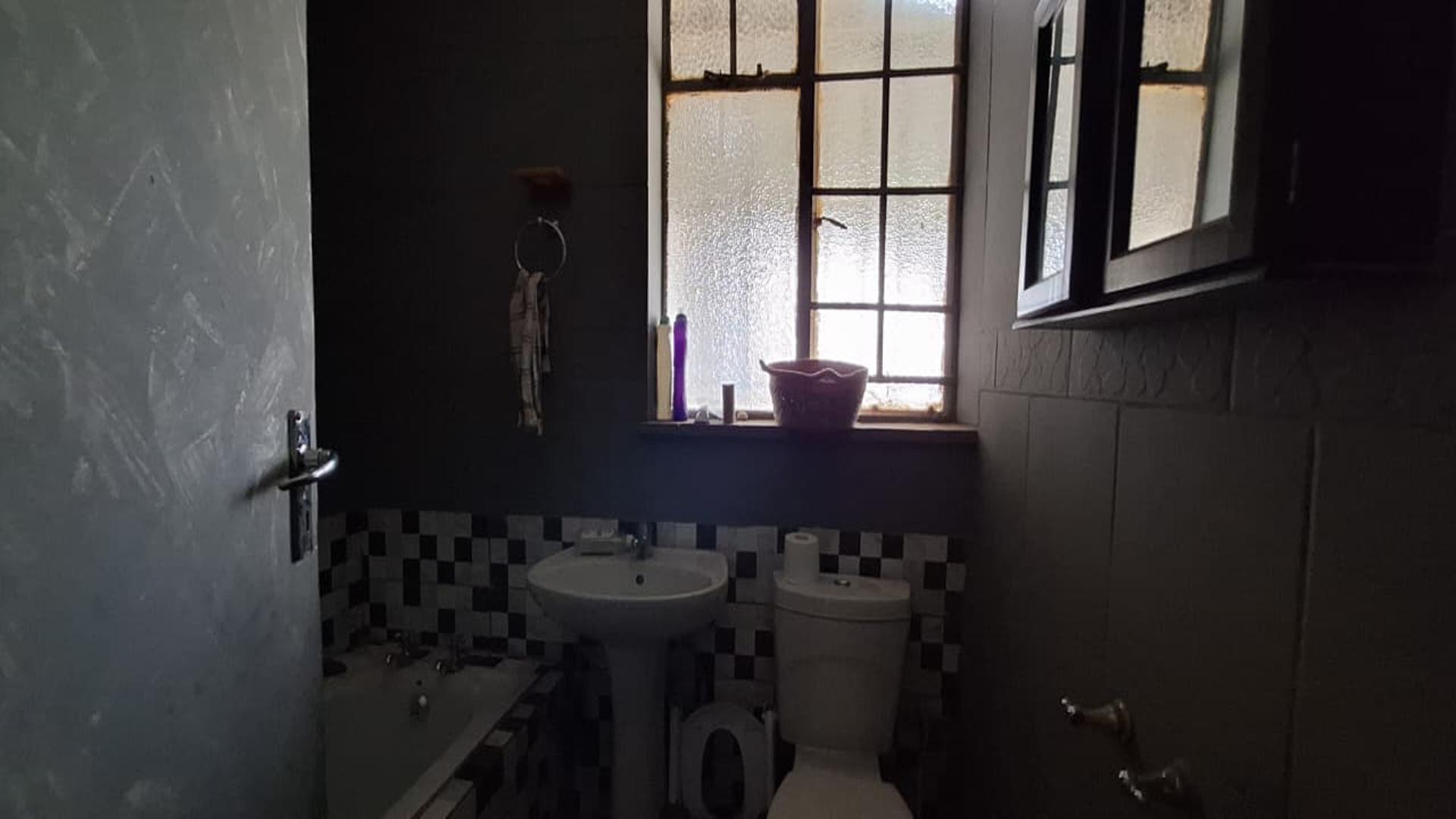 Bathroom 1 - 10 square meters of property in Claremont - JHB