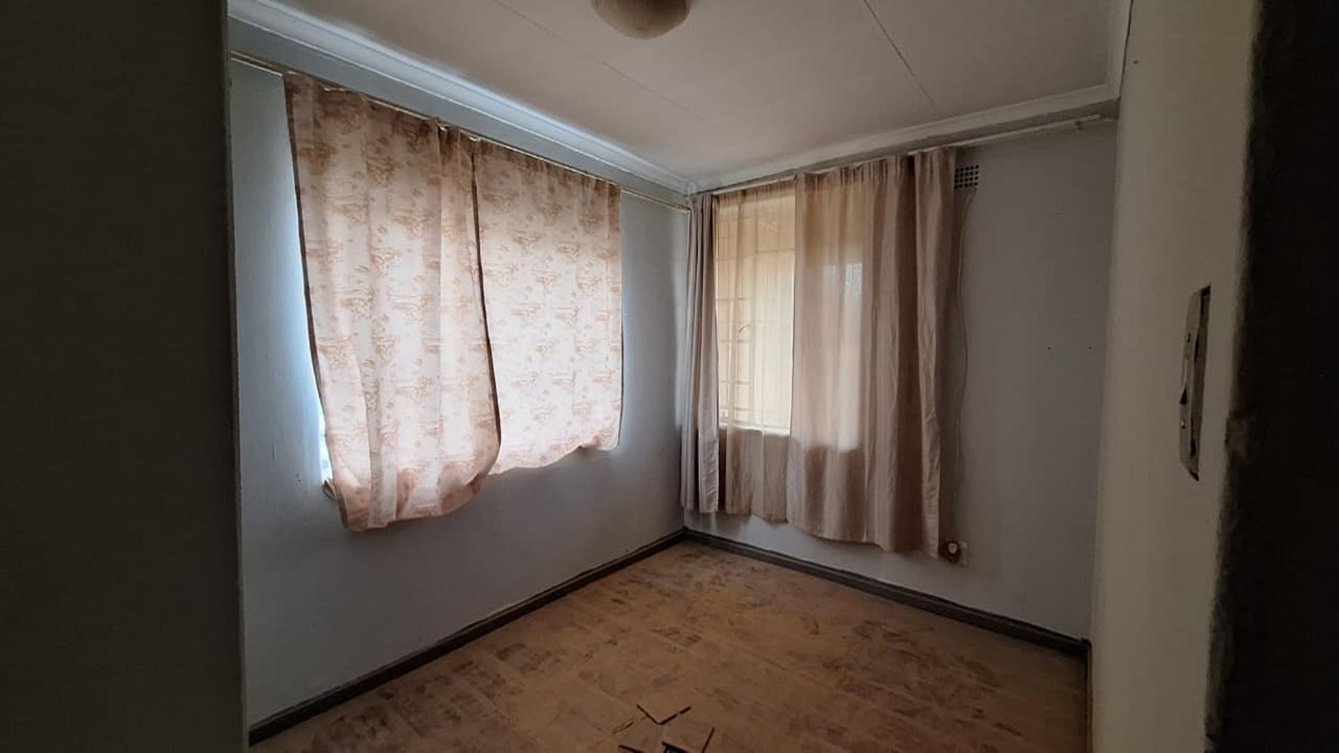 Bed Room 1 - 27 square meters of property in Claremont - JHB