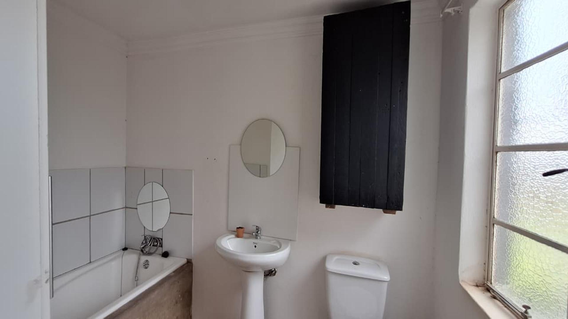 Bathroom 1 - 10 square meters of property in Claremont - JHB
