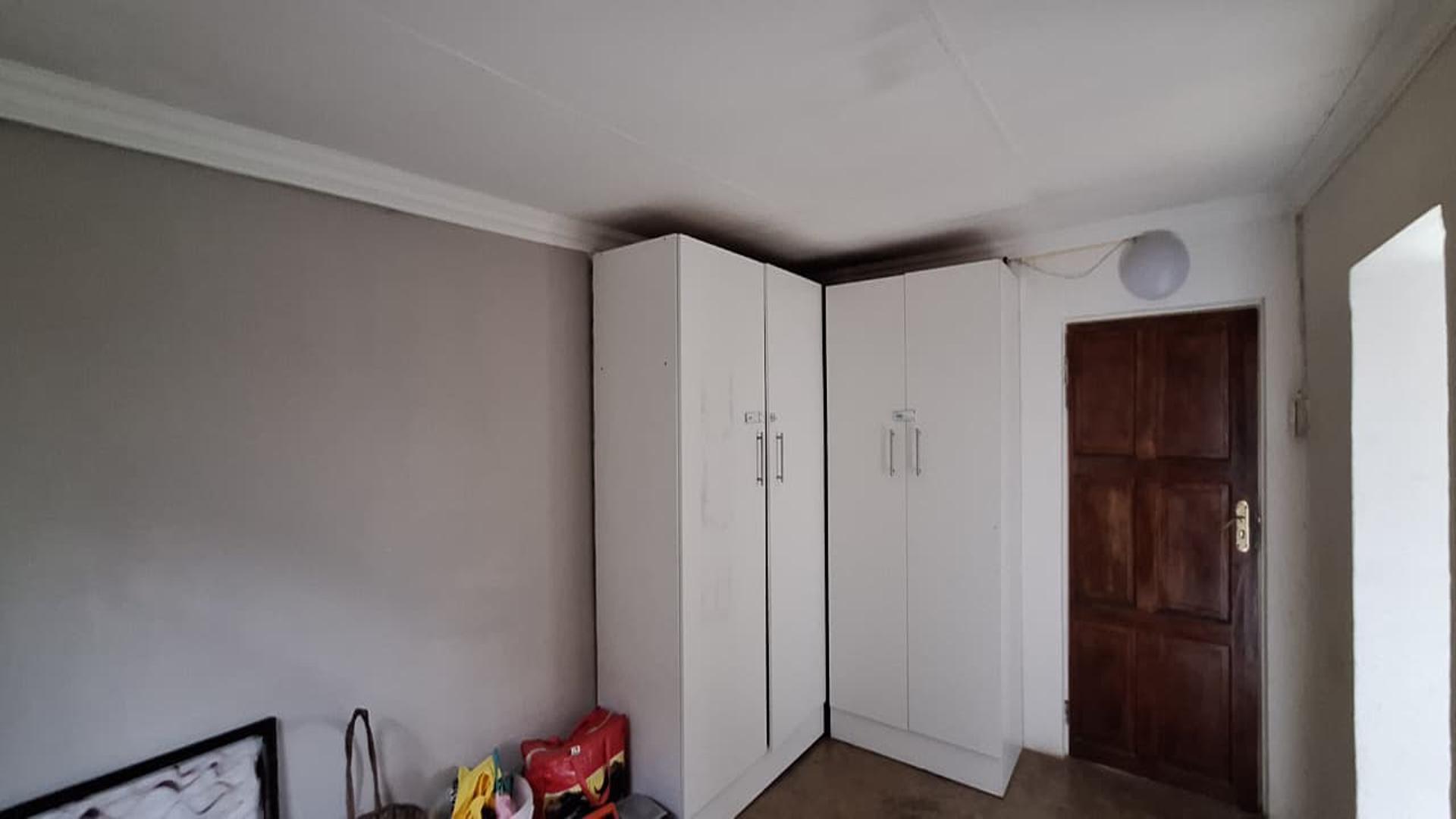 Bed Room 1 - 27 square meters of property in Claremont - JHB