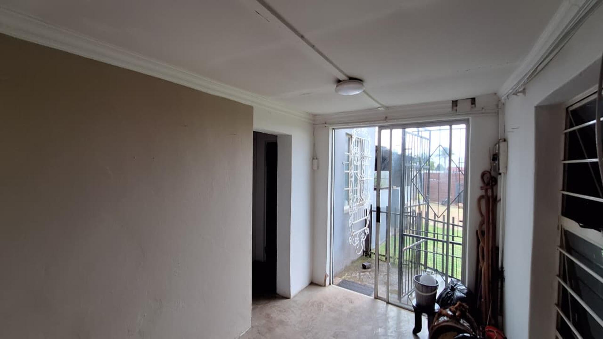 Lounges - 30 square meters of property in Claremont - JHB