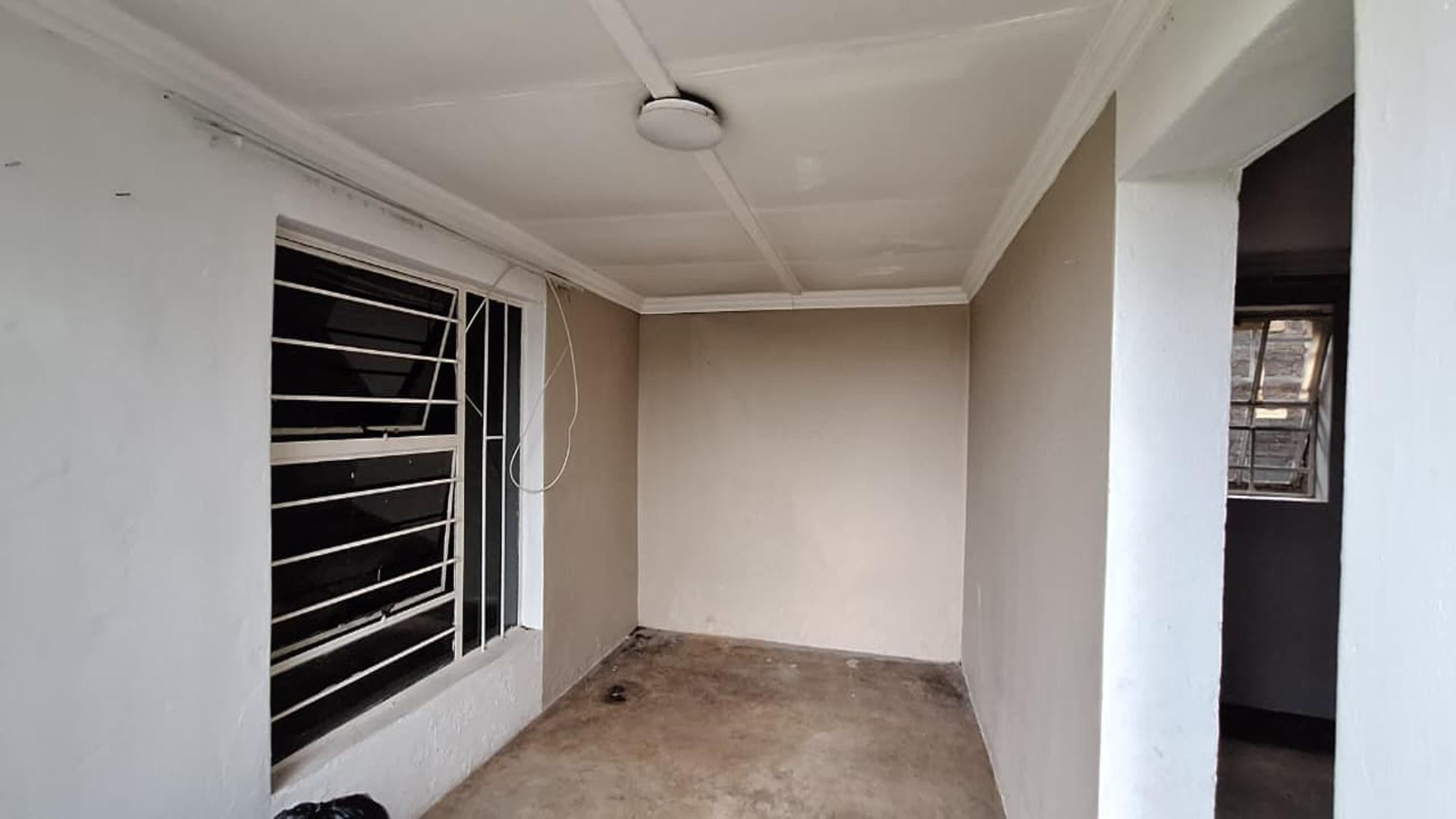 Lounges - 30 square meters of property in Claremont - JHB