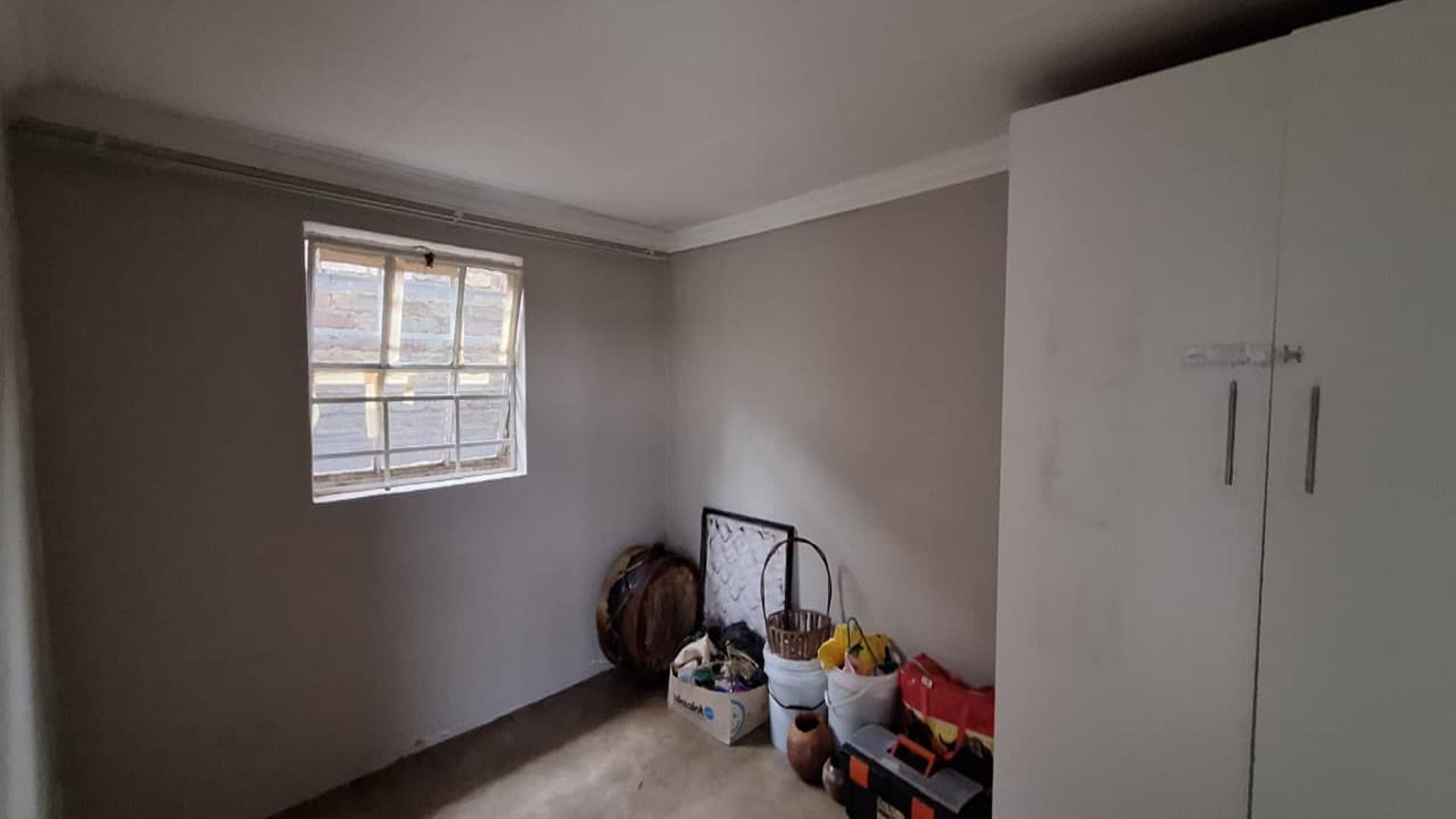 Bed Room 1 - 27 square meters of property in Claremont - JHB