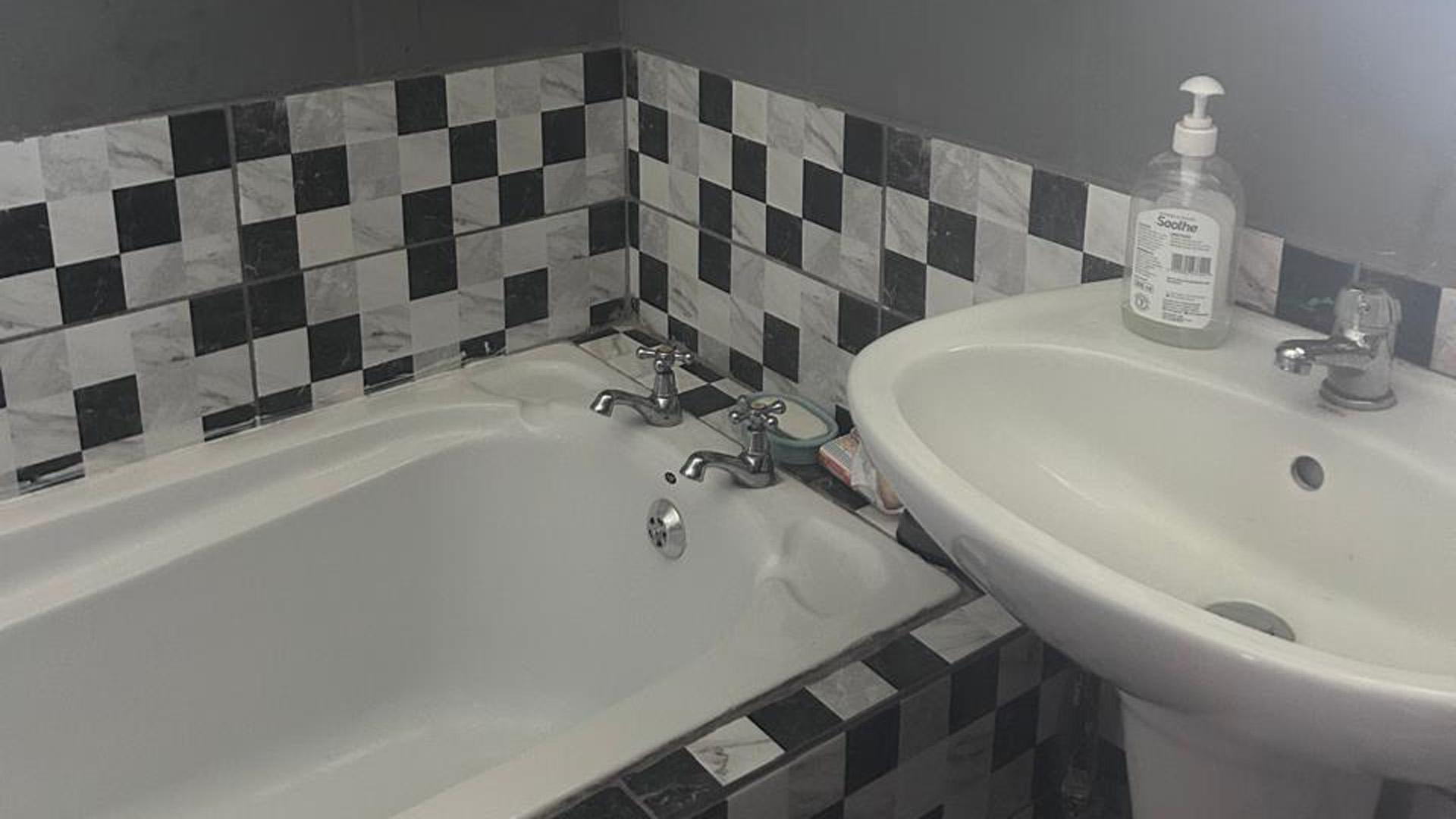 Bathroom 1 - 10 square meters of property in Claremont - JHB