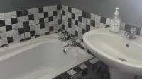 Bathroom 1 - 10 square meters of property in Claremont - JHB